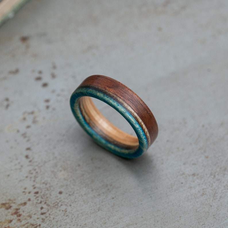 Anillo de madera mate de caoba y arce canadiense Alianza de boda de madera 5 aniversario Anillo de skate reciclado Anillo para hombres Regalo de novio imagen 2