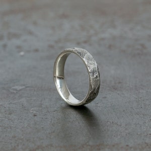 Geoxideerde rustieke handgemaakte getextureerde ring trouwring unieke ring jubileumcadeau heren minimalistische ring vriendje cadeau verloving afbeelding 5