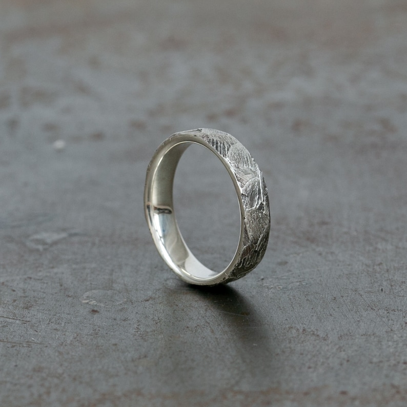 Anillo texturizado rústico oxidado hecho a mano Alianza de bodas Anillo único Regalo de aniversario Anillo minimalista para hombres Regalo de novio Compromiso imagen 5