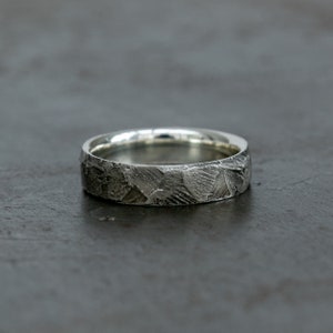 Anillo texturizado rústico oxidado hecho a mano Alianza de bodas Anillo único Regalo de aniversario Anillo minimalista para hombres Regalo de novio Compromiso imagen 2