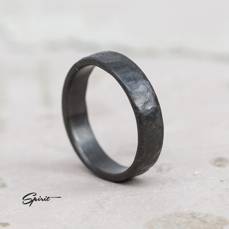 Anillo clásico de circonio martillado negro Alianza de bodas Anillo único Regalo de aniversario Anillo minimalista para hombres Regalo de novio Compromiso imagen 3