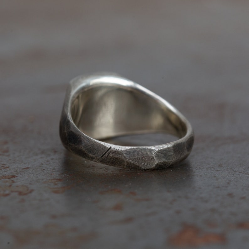 Plata oxidada con anillos de sello facetados de ónix negro, anillo de hombre moderno, regalo de novio, joyería para hombre, aniversario, gema plana, anillo meñique imagen 4