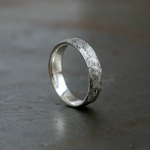 Anillo texturizado rústico oxidado hecho a mano Alianza de bodas Anillo único Regalo de aniversario Anillo minimalista para hombres Regalo de novio Compromiso imagen 3