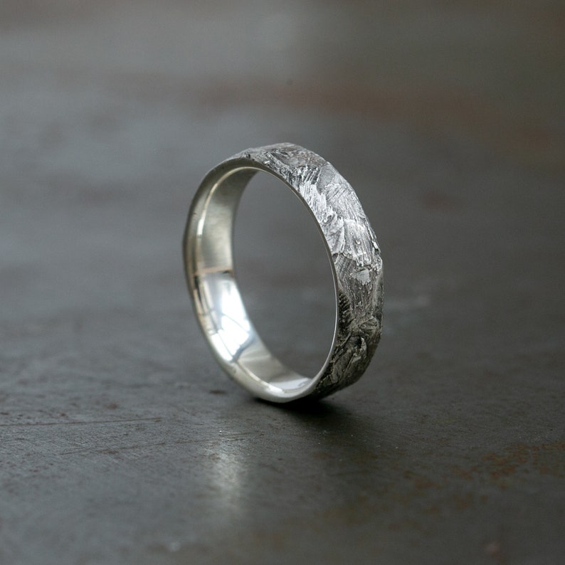 Geoxideerde rustieke handgemaakte getextureerde ring trouwring unieke ring jubileumcadeau heren minimalistische ring vriendje cadeau verloving afbeelding 3