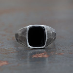 Plata oxidada con anillos de sello facetados de ónix negro, anillo de hombre moderno, regalo de novio, joyería para hombre, aniversario, gema plana, anillo meñique imagen 3