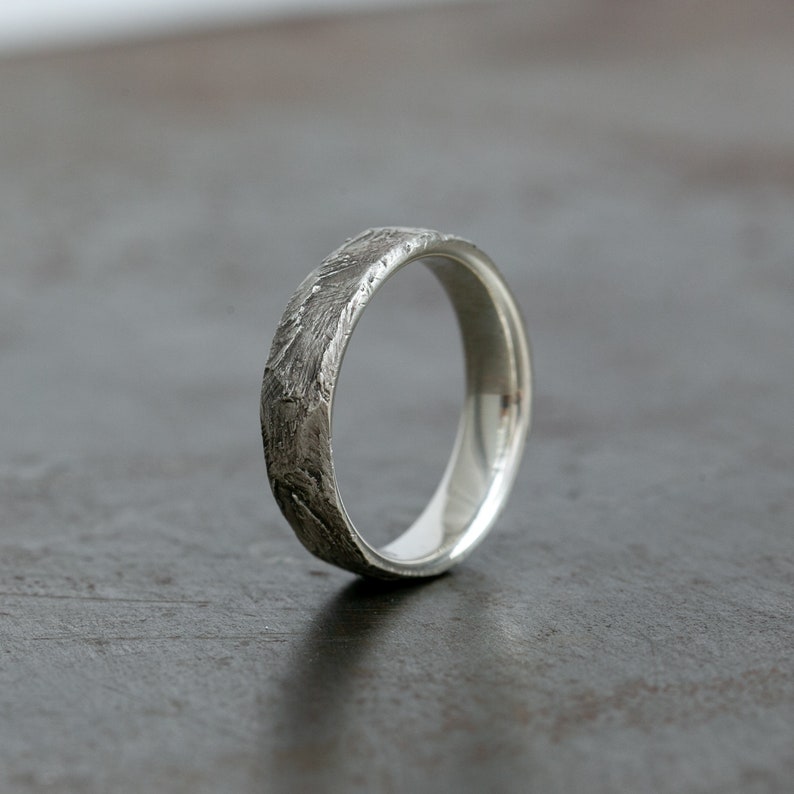 Anillo texturizado rústico oxidado hecho a mano Alianza de bodas Anillo único Regalo de aniversario Anillo minimalista para hombres Regalo de novio Compromiso imagen 4