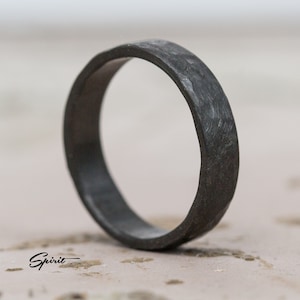 Anillo clásico de circonio martillado negro Alianza de bodas Anillo único Regalo de aniversario Anillo minimalista para hombres Regalo de novio Compromiso imagen 1