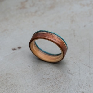 Anillo de madera mate de caoba y arce canadiense Alianza de boda de madera 5 aniversario Anillo de skate reciclado Anillo para hombres Regalo de novio imagen 4