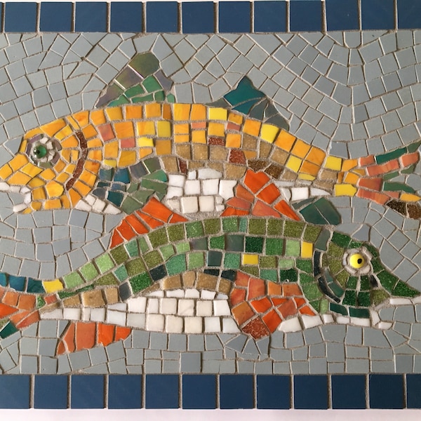 Mosaïque de poisson sur un plat