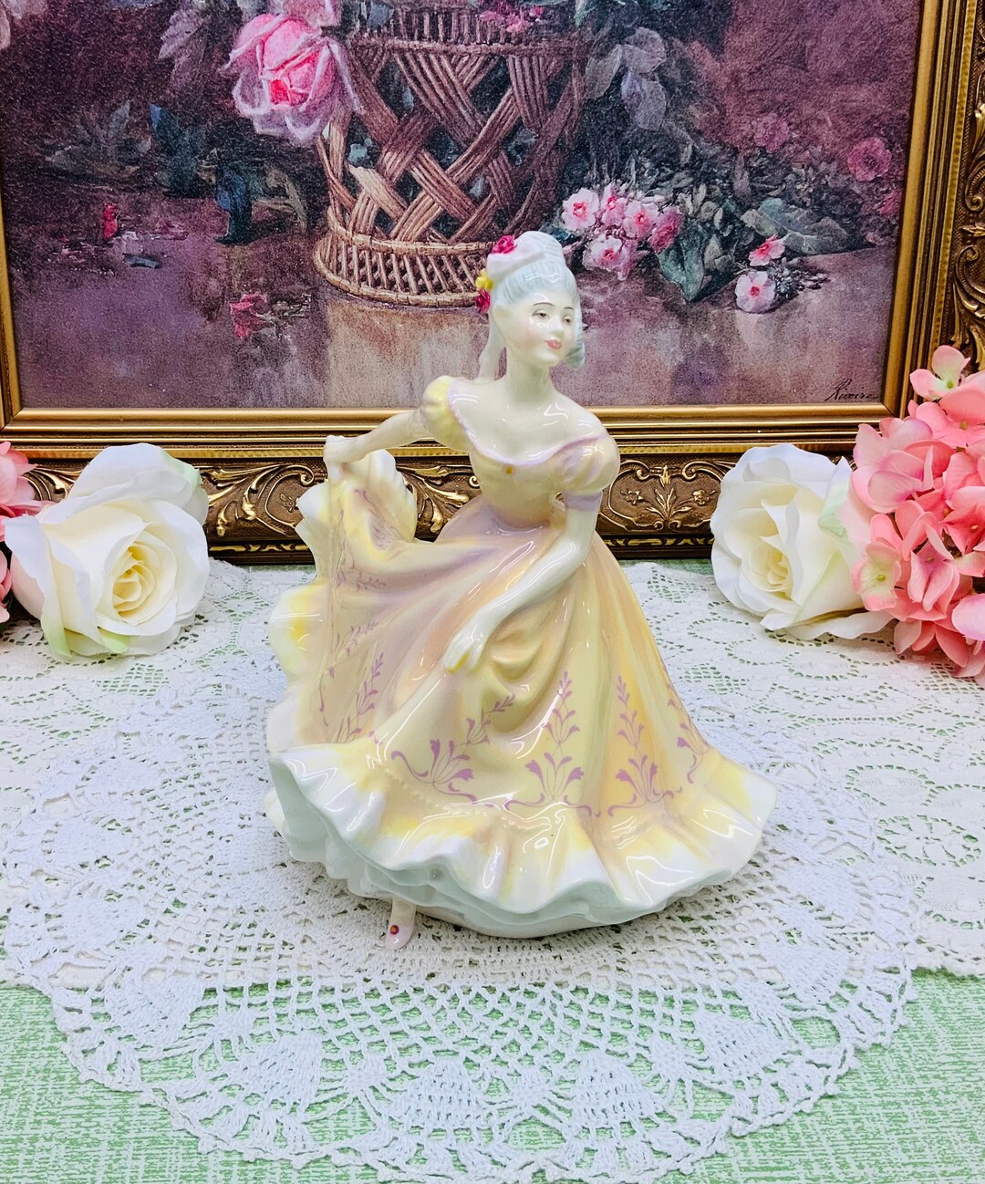   ロイヤルドルトンNinette Royal Doulton Ninette Figurine Pretty Ladies Yellow Dress