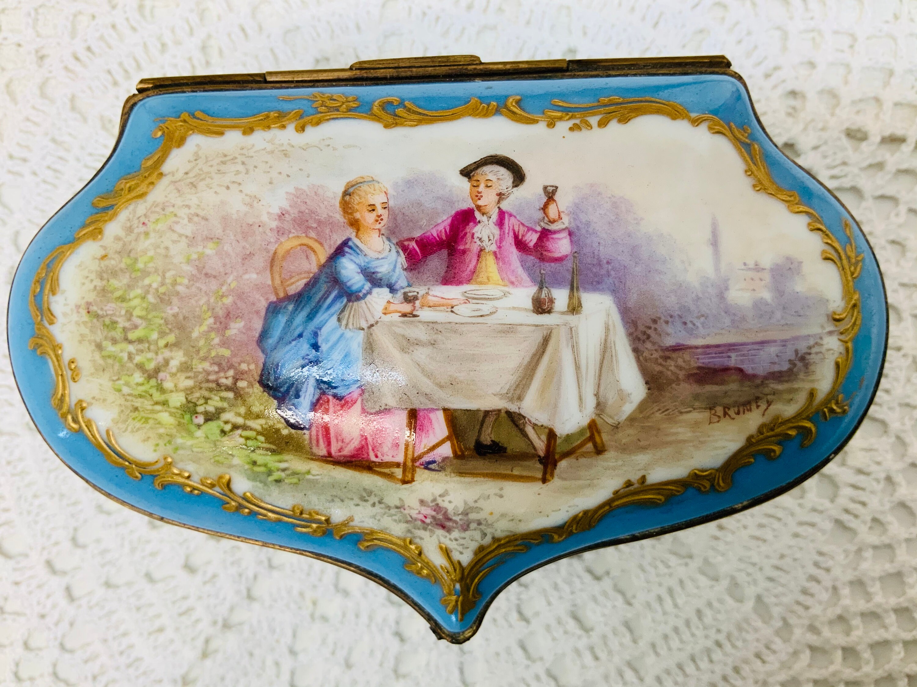 Boîte à Bibelots Ancienne En Porcelaine - Style Victorien, Motif Garçon Et Poulet - Années 1800