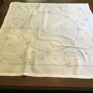Nappe brodée à la main.