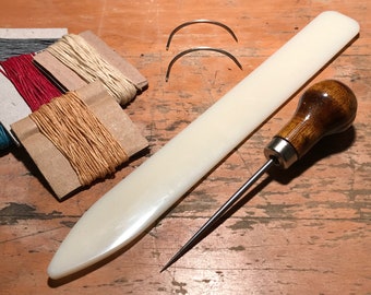 Kit de reliure avec ponçon, fil de lin ciré 10 mètres, 2 aiguilles et 1 outil de pliage en plastique