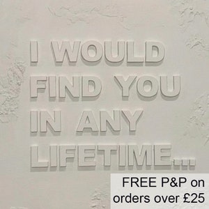 K&ouml;nnte beinhalten: Wei&szlig;e Wandkunst mit dem Text "I WOULD FIND YOU IN ANY LIFETIME... FREE P&P on orders over &pound;25".