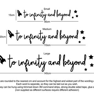 Peut inclure: Ensemble d'autocollants muraux noirs avec le texte to infinity and beyond en &eacute;criture cursive, accompagn&eacute; d'une fus&eacute;e et d'&eacute;toiles. Trois tailles sont pr&eacute;sent&eacute;es avec des dimensions allant de 15cm par 90cm &agrave; 25cm par 140cm.