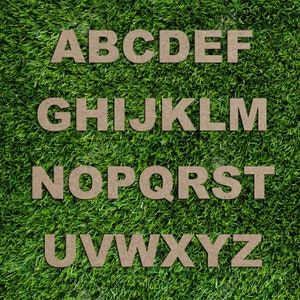 K&ouml;nnte beinhalten: Das Alphabet von A bis Z ist in braunen Pappbuchstaben auf gr&uuml;nem Grasgrund geschrieben.