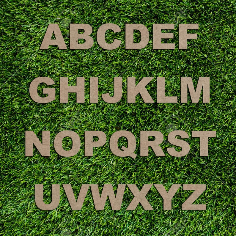 K&ouml;nnte beinhalten: Das Alphabet von A bis Z ist in braunen Pappbuchstaben auf gr&uuml;nem Grasgrund geschrieben.