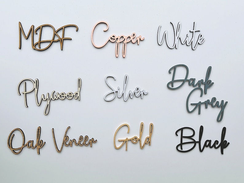 Peut inclure: Un ensemble de neuf &eacute;chantillons de bois avec leurs noms &eacute;crits en cursive sur chaque pi&egrave;ce. Les &eacute;chantillons sont dans les couleurs suivantes : MDF (brun), Cuivre (or rose), Blanc (blanc), Contreplaqu&eacute; (bois naturel), Argent (argent), Gris fonc&eacute; (gris), Placage de ch&ecirc;ne (bois naturel), Or (or) et Noir (noir).