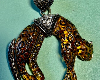 Large leopard pendant - Vintage 3D leopard - Safari jewelry - Leopard jewelry - Large leopard charm - Vintage jungle jewelry - Old pendant