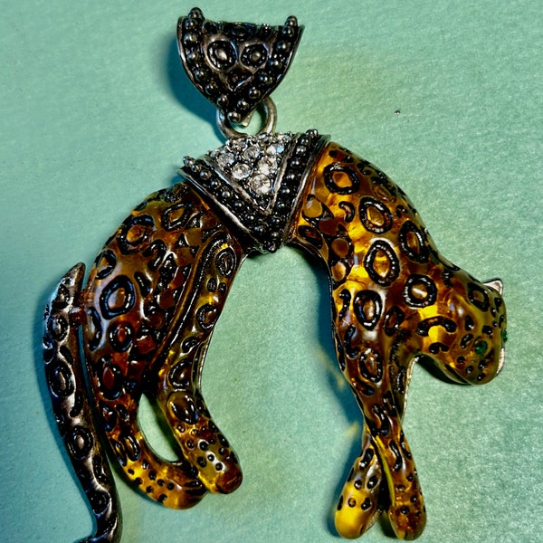 Large leopard pendant - Vintage 3D leopard - Safari jewelry - Leopard jewelry - Large leopard charm - Vintage jungle jewelry - Old pendant