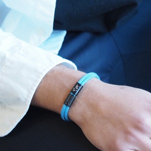 Koordinaten Gravur Armband, Weltkarte, Wunschgravur, Surfer Armband, Weltenbummler, Reisen, Armband mit Gravur, schwarzer Edelstahl