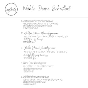 Op de afbeelding: Een witte achtergrond met zwarte tekst die vijf verschillende lettertypen laat zien voor een gepersonaliseerde gravure. De tekst bevat het alfabet in hoofdletters en kleine letters, cijfers en leestekens. De tekst luidt: "W&auml;hle Deine Schriftart", wat vertaald wordt naar "Kies je lettertype".