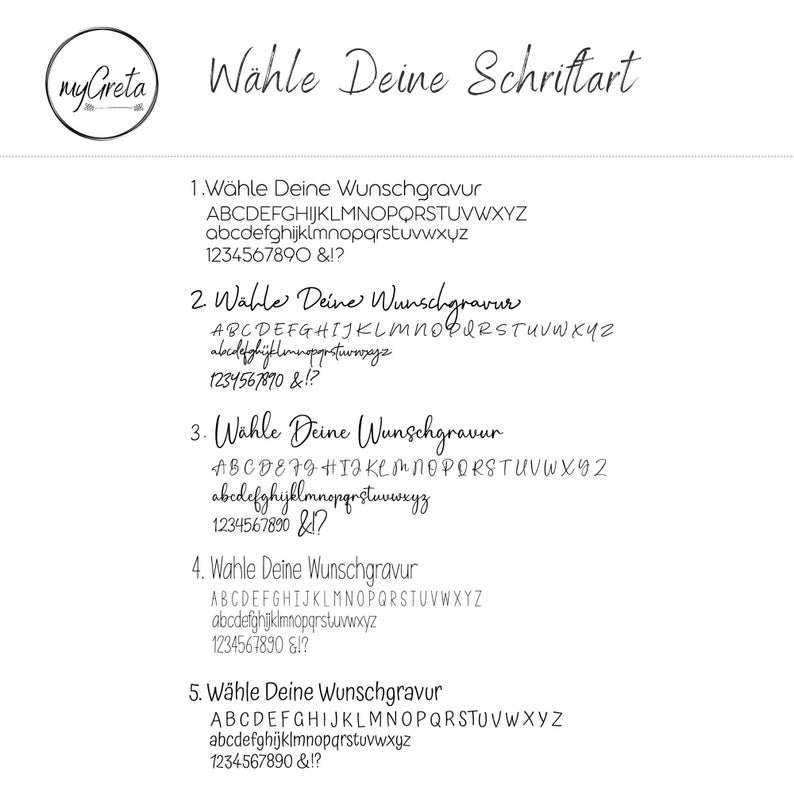 Op de afbeelding: Een witte achtergrond met zwarte tekst die vijf verschillende lettertypen laat zien voor een gepersonaliseerde gravure. De tekst bevat het alfabet in hoofdletters en kleine letters, cijfers en leestekens. De tekst luidt: "W&auml;hle Deine Schriftart", wat vertaald wordt naar "Kies je lettertype".