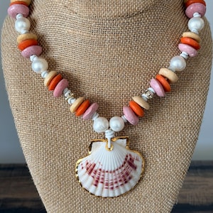 Collar de cuentas Krobo de Ghana, perlas de agua dulce, colgante de concha, cuero blanco, joyería llamativa de estilo costero.