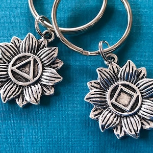 AA or NA Recovery Keychain / Daisy Flower Charm / Sobriety Gift for Alcoholics & Narcotics Anonymous