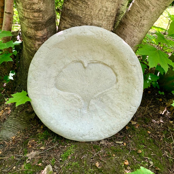 Baño para pájaros de Hypertufa, baño para pájaros, ginkgo, decoración de jardín, arte de patio, regalo para amantes de las aves, hecho a mano, único, rústico, fabricado en Maine