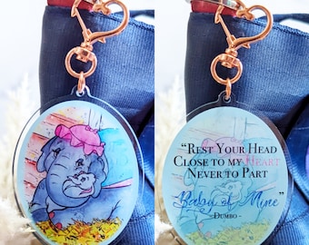 Llavero acrílico con diseño de arcoíris inspirado en Dumbo y el amor de mamá de Disney