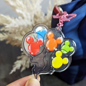Llavero de acrílico brillante con globos de Mickey Mouse arcoíris inspirados en Disneyland imagen 1