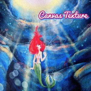 K&ouml;nnte beinhalten: Eine Canvas-Tragetasche mit einem aufgedruckten Bild von Arielle, der kleinen Meerjungfrau, die im Meer schwimmt. Das Bild hat ein blaues, gr&uuml;nes und rotes Farbschema. Der Text "Canvas Texture" ist auf die Tasche gedruckt.