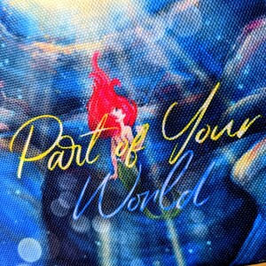 K&ouml;nnte beinhalten: Ein blaues und goldenes Leinwandbild mit einer Meerjungfrau mit roten Haaren und einem gelben Schwanz. Der Text "Part of Your World" ist in goldener Kursivschrift geschrieben.