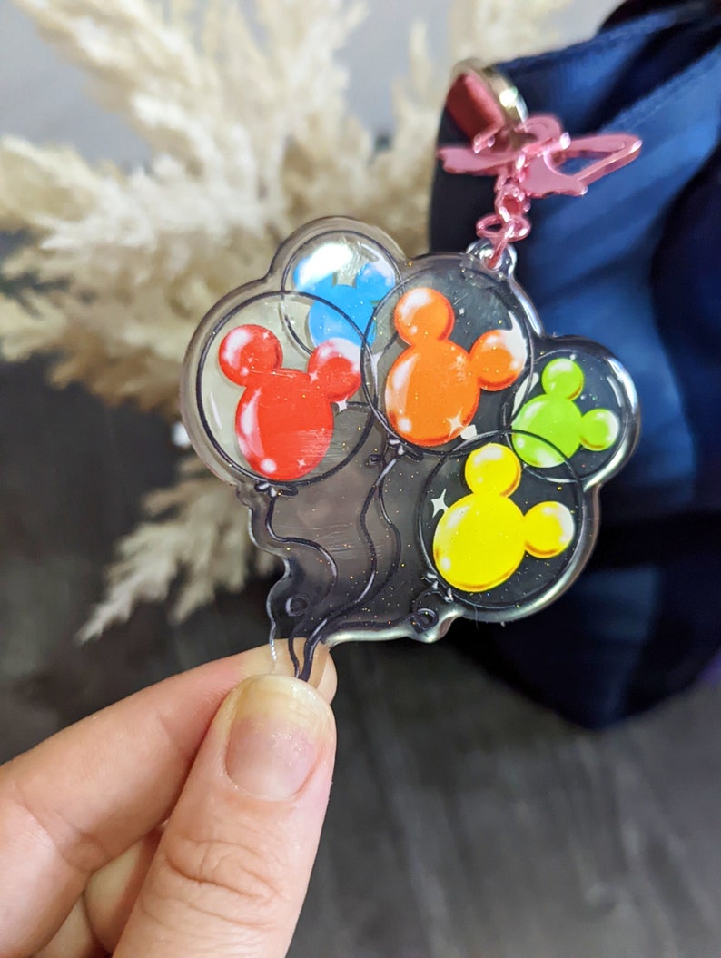 Llavero de acrílico brillante con globos de Mickey Mouse arcoíris inspirados en Disneyland imagen 1