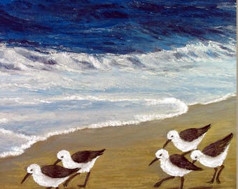 Puede incluir: Una pintura al óleo que representa cuatro aves playeras pequeñas con vientres blancos y alas de color marrón oscuro caminando por una playa de arena. Las olas del océano rompen al fondo con agua azul profundo y espuma blanca. La firma B. MILNE es visible.