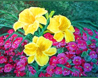 Puede incluir: Una pintura de lirios amarillos y flores rosas. Los lirios están en primer plano y las flores rosas están en el fondo. Las flores están pintadas en un estilo realista.