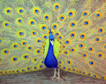 Puede incluir: Una pintura de un pavo real con sus plumas extendidas en forma de abanico. El pavo real es azul y verde con acentos amarillos y naranjas. El fondo es de un marrón apagado.
