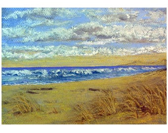 Puede incluir: Una pintura impresionista de una escena de playa. La obra representa una playa arenosa con olas del océano bajo un cielo nublado. Los colores incluyen azules, amarillos y blancos, creando un paisaje costero sereno. El estilo de pintura sugiere un medio pastel o óleo.
