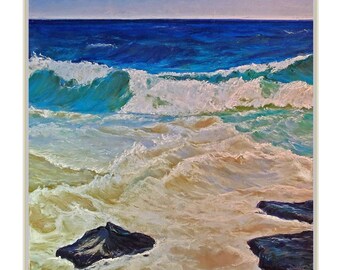 Puede incluir: Una pintura con temática oceánica representa olas rompiendo en una playa arenosa. La obra de arte presenta tonos de azul, turquesa y blanco, con rocas oscuras en primer plano. El cielo es azul claro y la pintura tiene un estilo texturizado de pincelada.