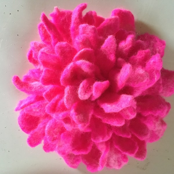 Preciosa flor de lana de peonía rosa hecha a mano peonía flor de fieltro húmedo vegano rosa pelo pin sudor pin guardar pin para regalo de chal para ella