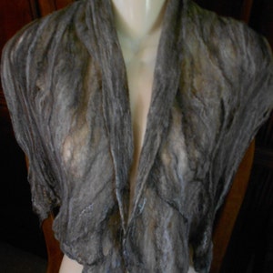 Accessoires femme. Écharpe grise faite main en laine mérinos et toile d&#39;araignée : cape en dentelle feutrée ombrée