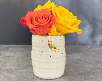 Knospenvase, kleine Knospenvase, Geschenk für Pflanzenmutter, kleine weiße Vase, Geschenk für die erste Wohnung, Studio-Wohnung, Cottagecore-Dekor, kleine Vase, Boho-Vase