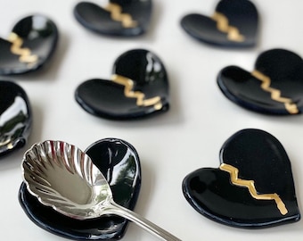 Gothic Black Heart Spoon Rest: Handmade Porcelain Vitamin Dish