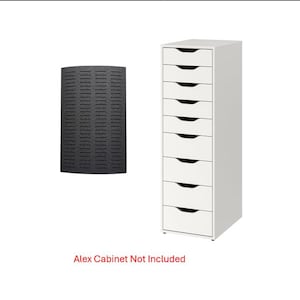 Può includere: Un mobile bianco e alto con nove cassetti e maniglie nere. A sinistra, un pannello curvo grigio scuro con un design a fessure. Il testo "Alex Cabinet Not Included" è in basso.