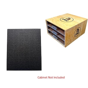 Puede incluir: Hoja de espuma negra para guardar hilo de bordar. La hoja de espuma es texturizada y tiene un patrón de cuadrícula. Armario no incluido.