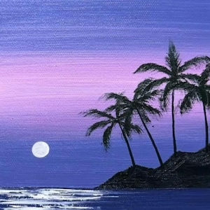Peut inclure: Une toile peinte à la main représente une scène tropicale sereine. L'œuvre présente un ciel dégradé de teintes violettes et roses, une pleine lune et des palmiers en silhouette sur une île sombre. L'océan est peint dans des tons de bleu et de blanc.