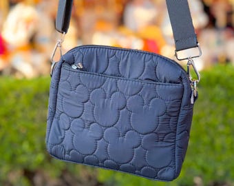 Bolso bandolera acolchado negro con diseño de ratón