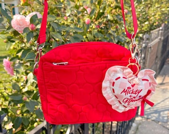 Bolso bandolera acolchado rojo con diseño de ratón