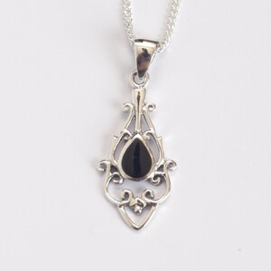 Colgante de plata de ley 925 con dije de ágata de ónix negro y cadena de plata de ley.